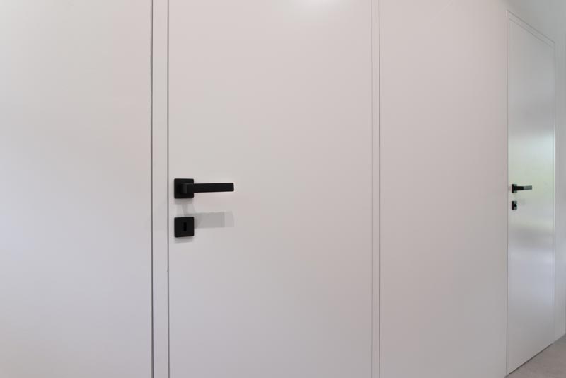 Minimalistična-notranja-vrata-Bele-barve