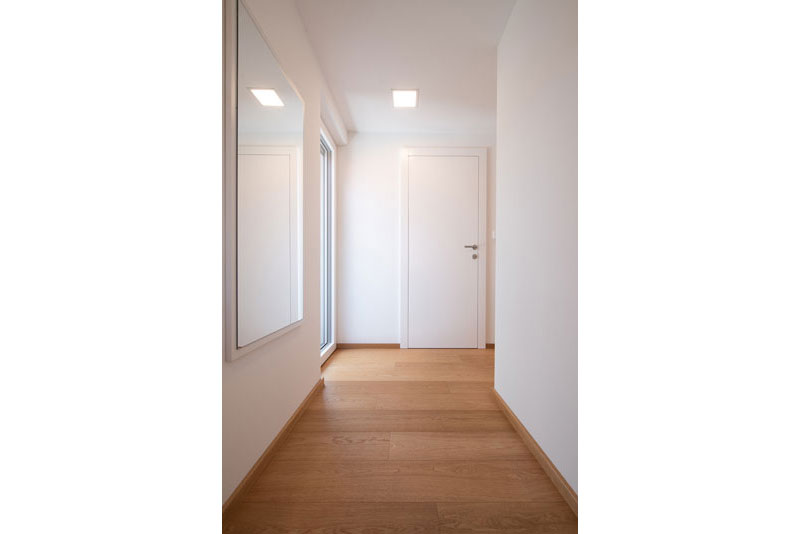 Bela-notranja-vrata-in-gotovi-parket-