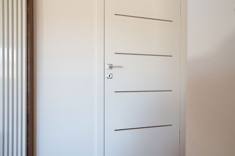 Notranja-vrata-s-skritimi-nasadili-in-inox-vstavki