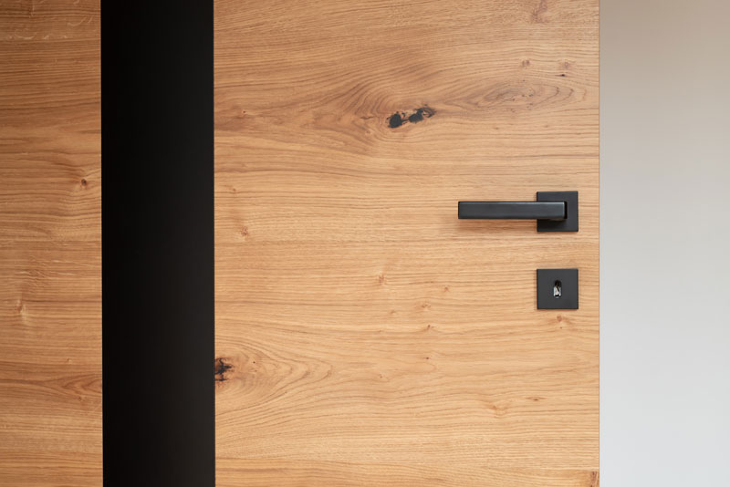 Notranja-vrata-s-črnim-vstavkom