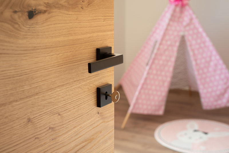 Notranja-vrata-s-skritimi-nasadili